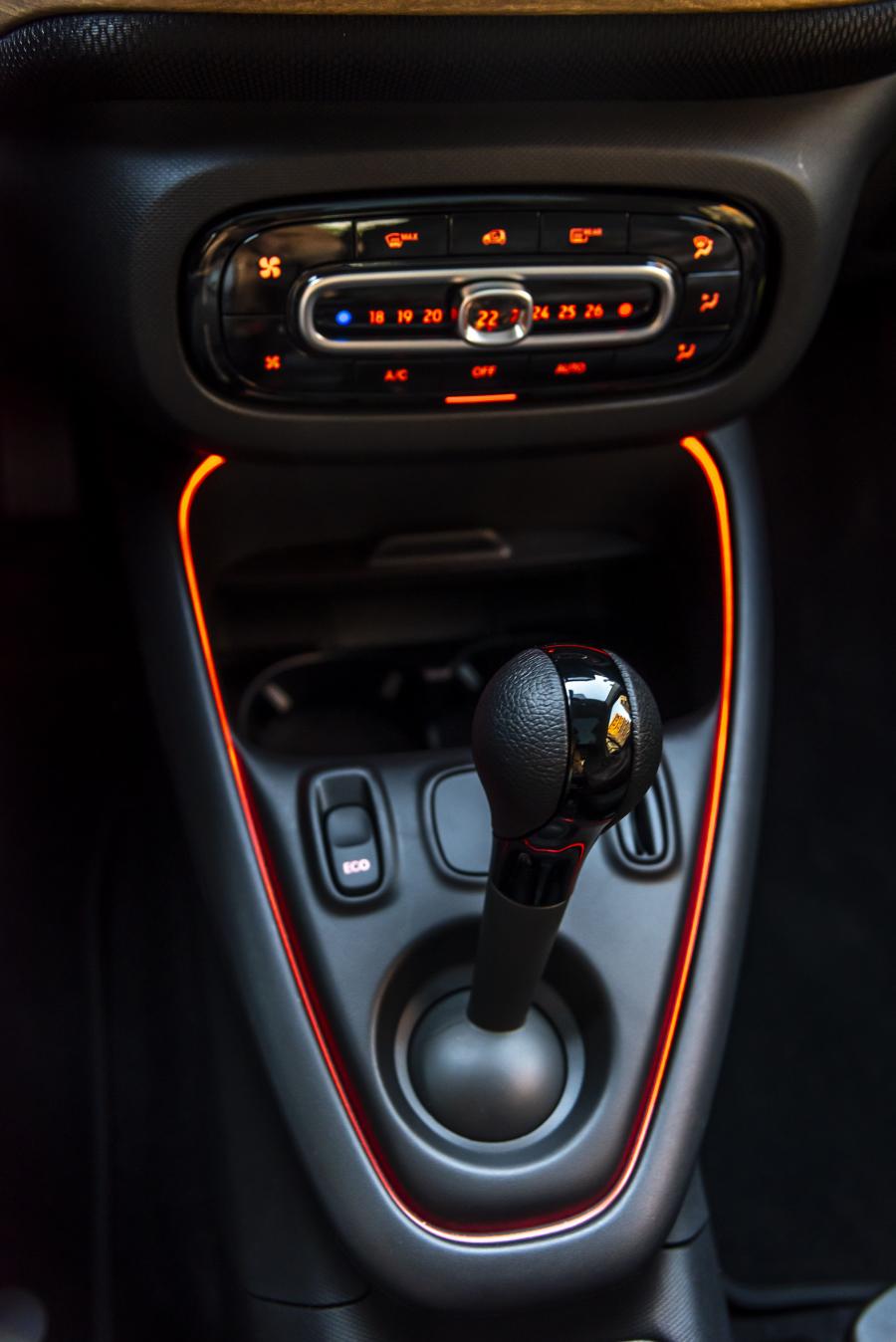 Детали интерьера Smart EQ ForTwo Prime Coupe (C453) 2020 года  (WW) (фото 16 из 28)